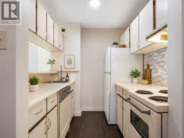 Property Photo:  221 6 Avenue Southeast  AB T2G 4Z9 