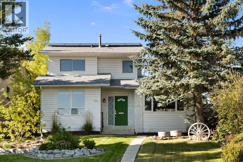 Property Photo:  44 Beddington Crescent Northeast  AB T3K 1N5 