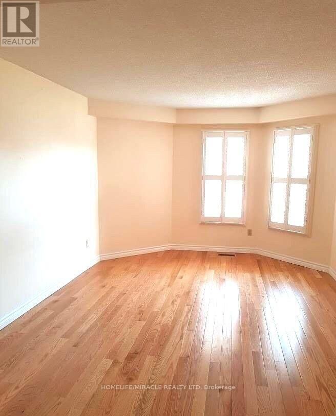 Property Photo:  942 Sandcliff Drive Main  ON L1K 2C9 