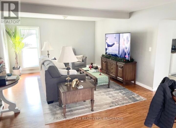 Property Photo:  215 McAlpine Avenue South Upper  ON L3B 1T8 