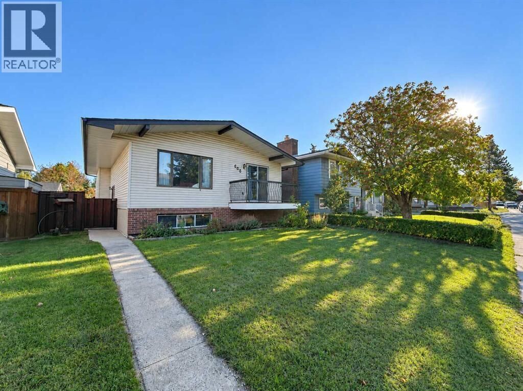 Property Photo:  668 Whiteridge Road Northeast  AB T1Y 2Y8 