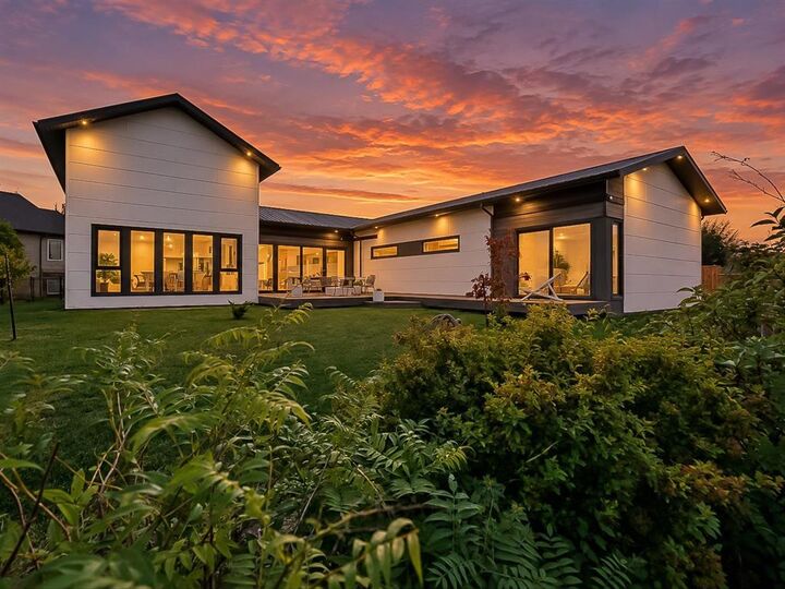 Property Photo:  499 Lucille Bay  MB R5A 1C3 