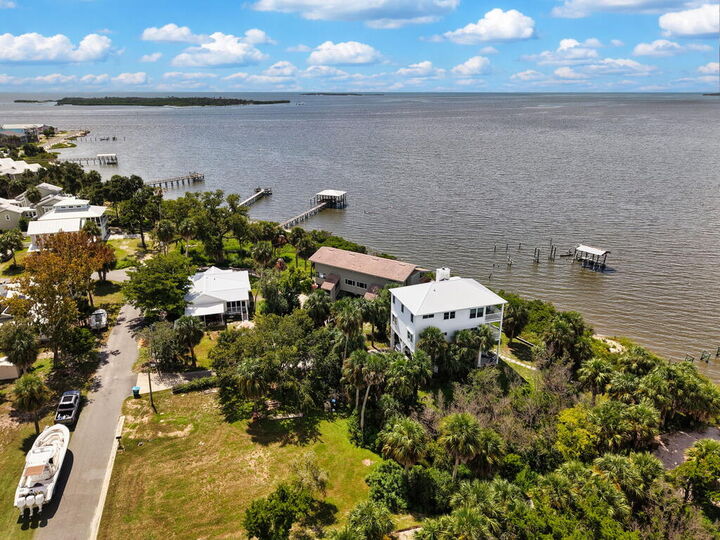 Property Photo: 1025 7th St 2 FL 32625