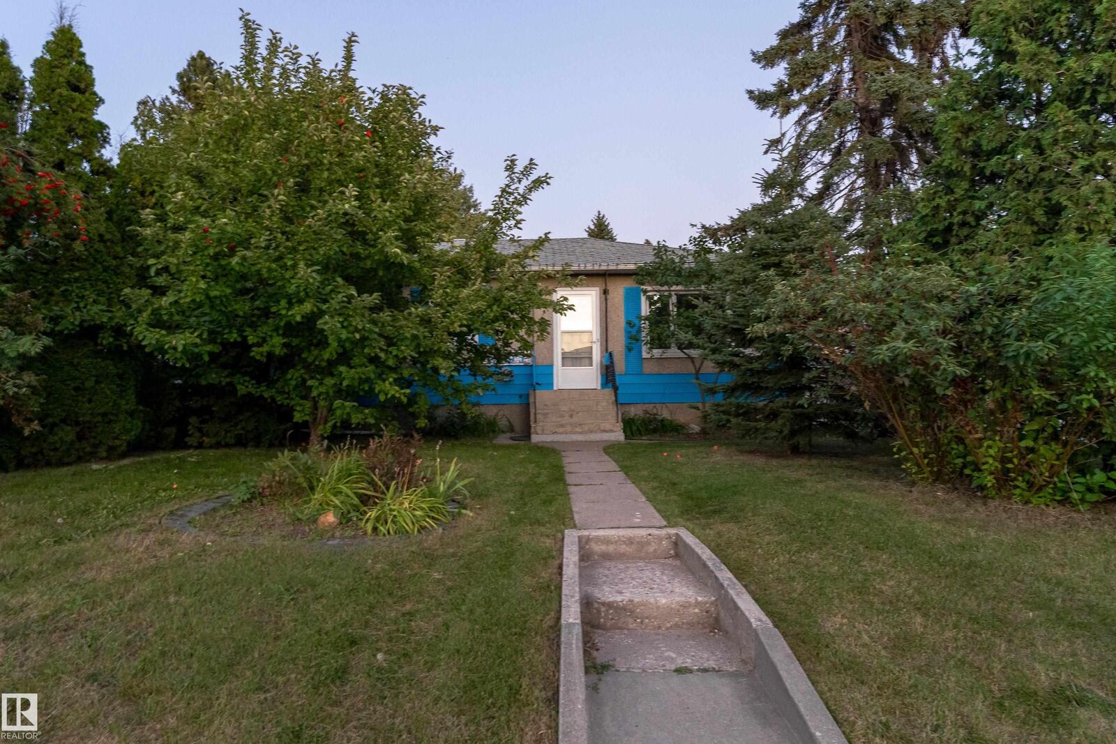 Property Photo:  9605 158 Street NW  AB T5P 2W9 