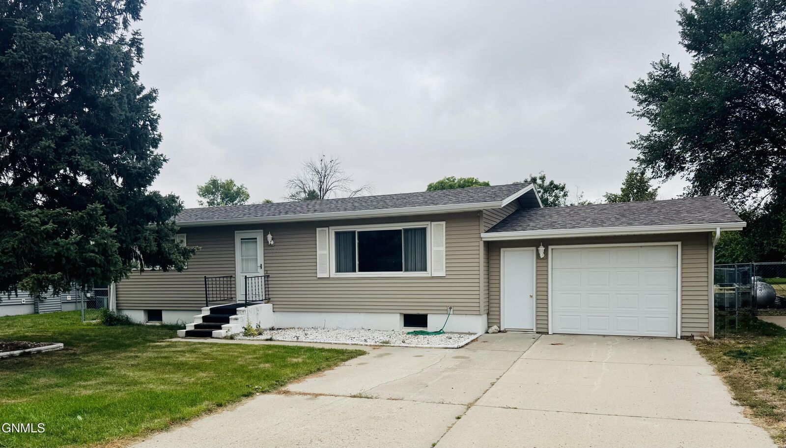 Property Photo:  1007 Blackstone Lane  ND 58523 