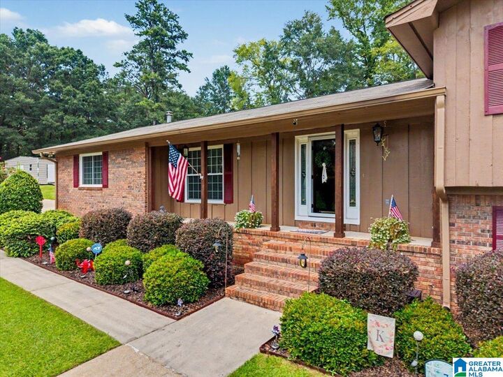 Property Photo: 7 Meadowview Circle AL 35501