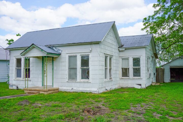 Property Photo:  509 S Saint Andrews Street  TX 78962 
