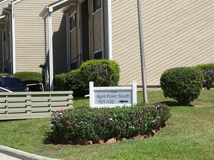 Property Photo: 127 April Point Drive S TX 77356