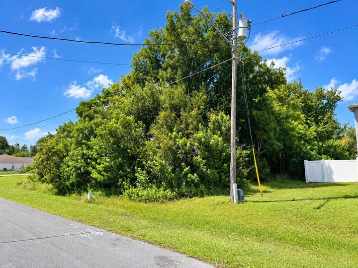 Property Photo:  1005 Cannes Drive  FL 34759 