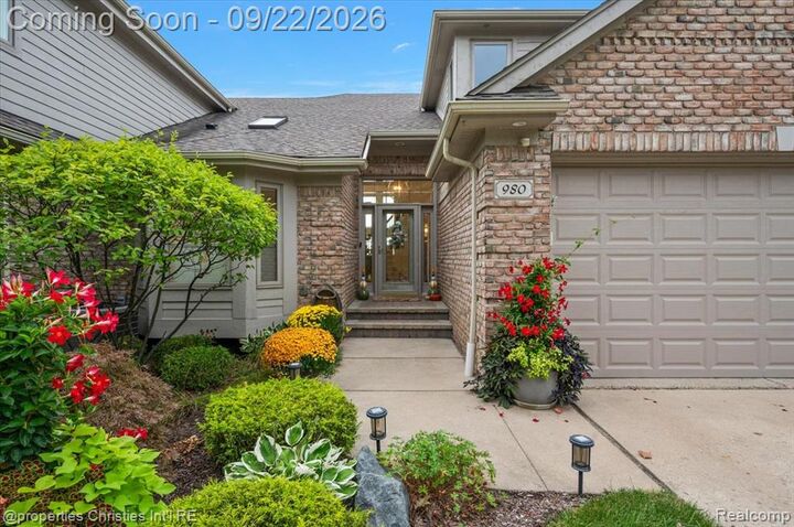 Property Photo:  980 Sunset Drive  MI 48328 4075 