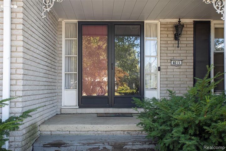 Property Photo:  4015 Pinehurst Drive  MI 48322 2257 