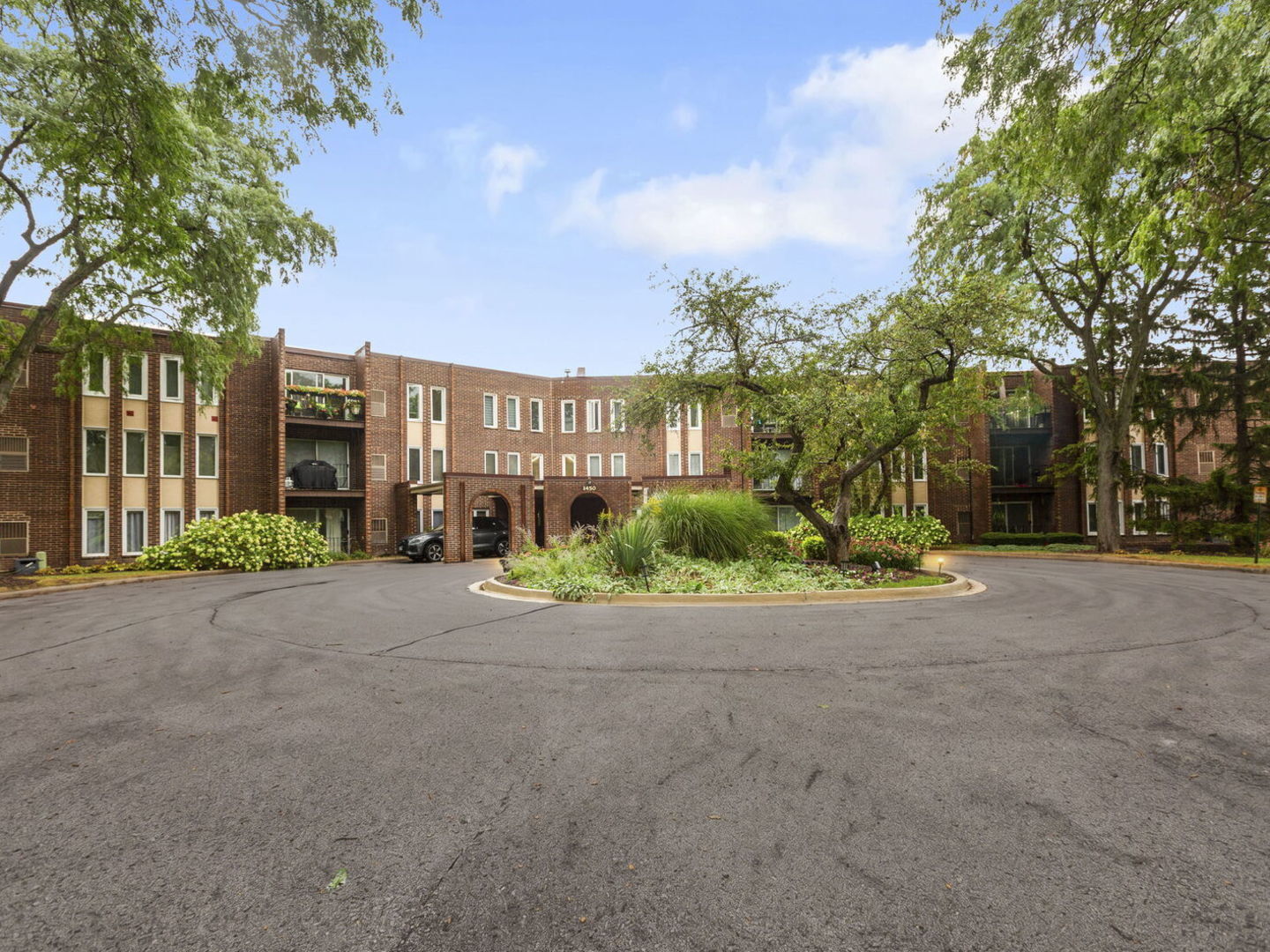 Property Photo: 1450 W Sandpebble Drive 347 IL 60090