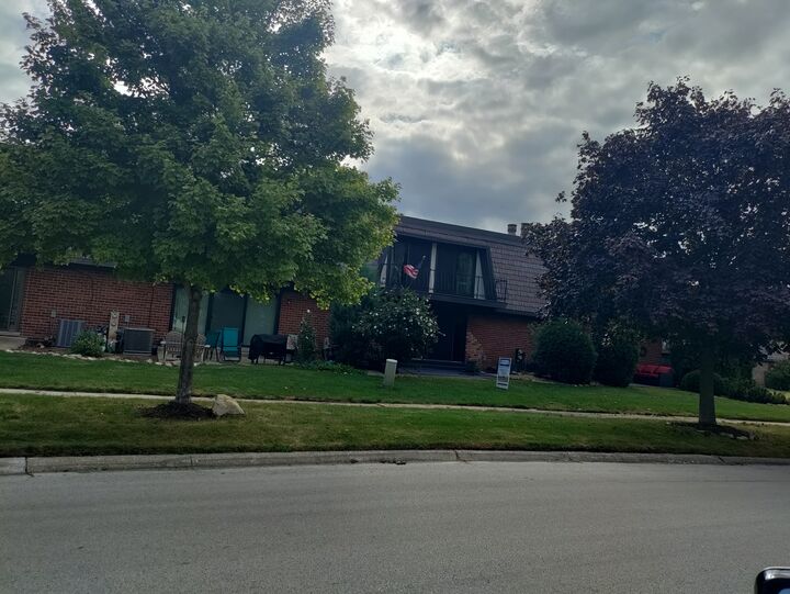 Property Photo:  2 Cour Lasalle  IL 60465 