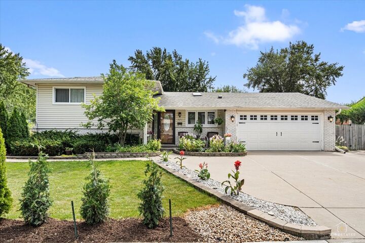 Property Photo:  321 Hickory Lane  IL 60193 