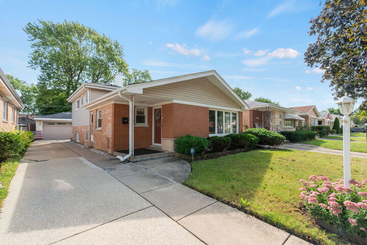 Property Photo:  2453 George Street  IL 60131 