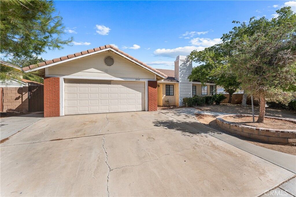 Property Photo:  2427 Oakcrest  CA 93550 