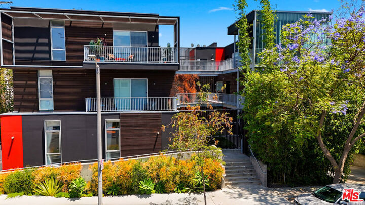 Property Photo: 1050 N Gardner Street 3 CA 90046