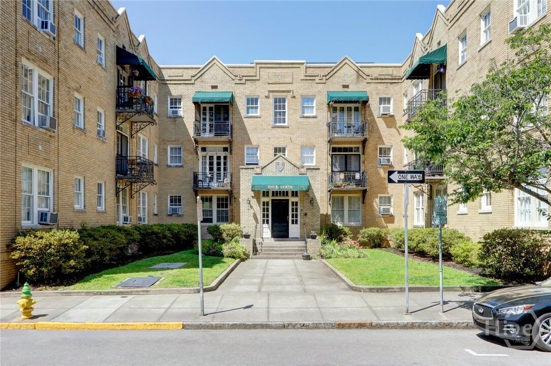 Property Photo:  210 E State Street 24  GA 31401 