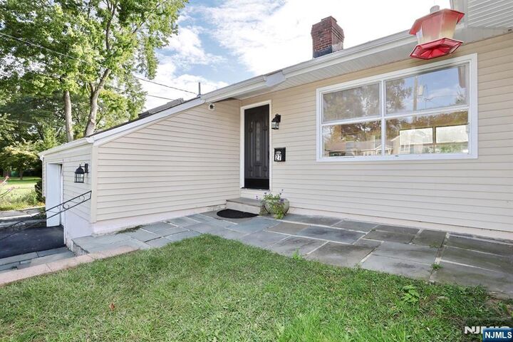 Property Photo:  27 Briarcliff Road  NJ 07642 