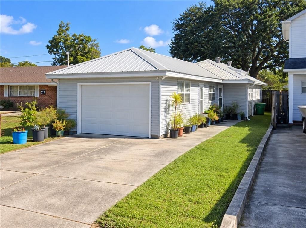 Property Photo: 521 Ave F LA 70072