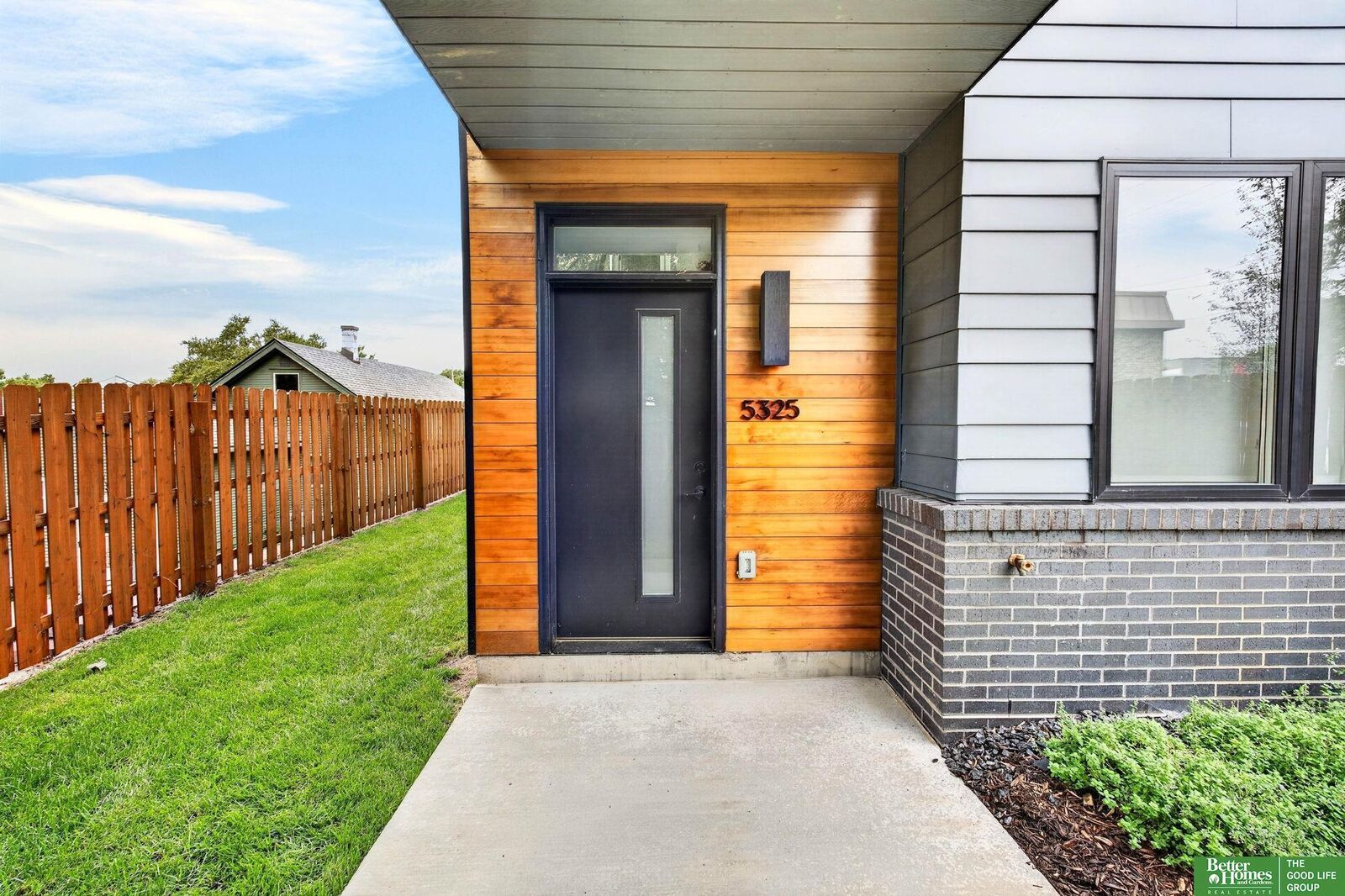 Property Photo: 5325 Elmwood Plaza NE 68106