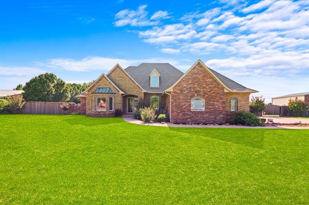 Property Photo:  1109 N Edinburrough Way  OK 73064 
