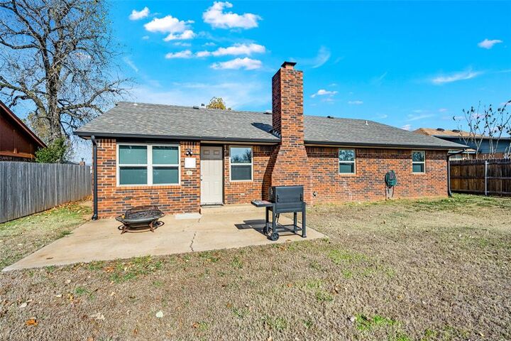 Property Photo: 512 Wood Hollow Lane OK 73160