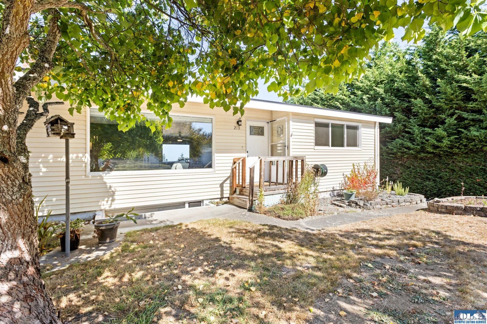 Property Photo: 213 W Park Ave WA 98362