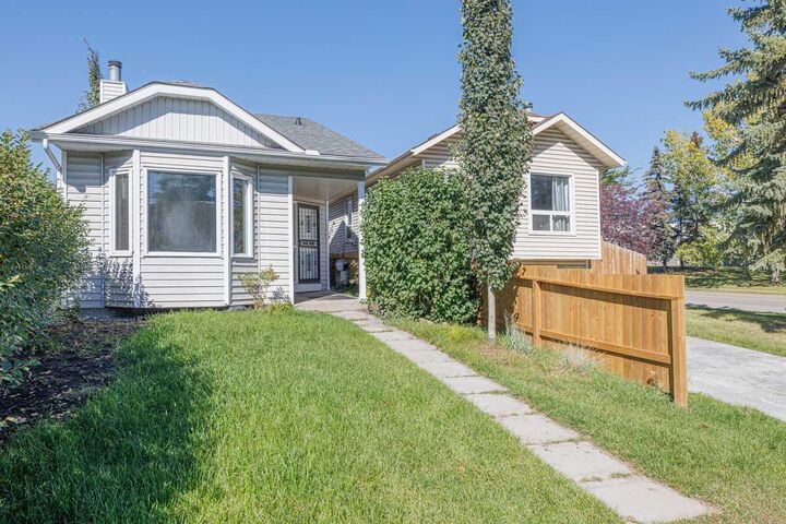 Property Photo:  5 Erin Grove Place SE  AB T2B 3A4 