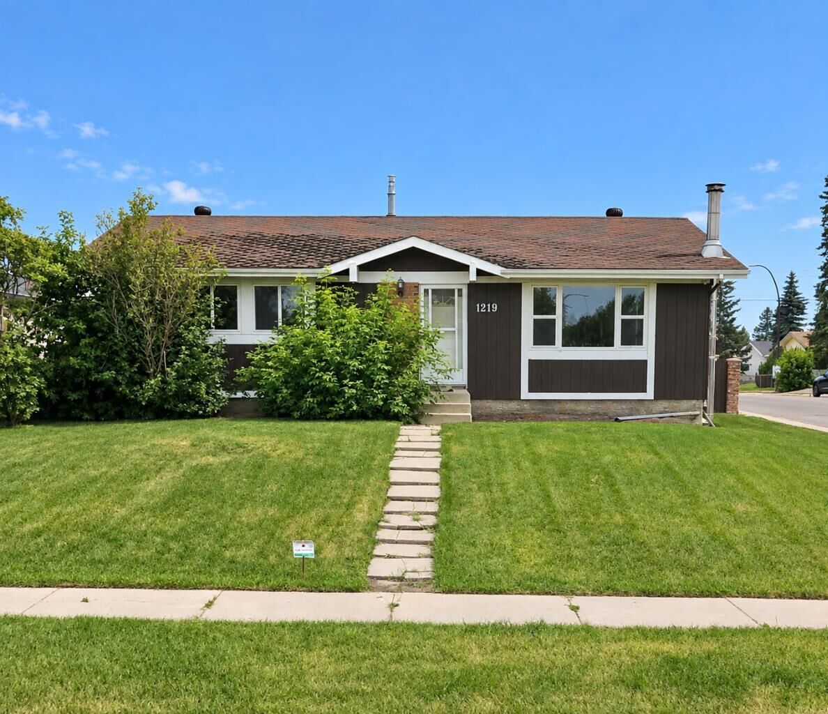 Property Photo:  1219 68 Street NE  AB T2A 5K6 
