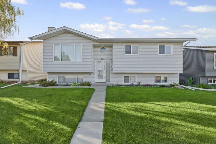 Property Photo:  5605 43 Street Close  AB T4H 1C3 