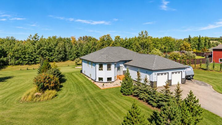 Property Photo:  1101 Redlow Drive  AB T0H 0C0 