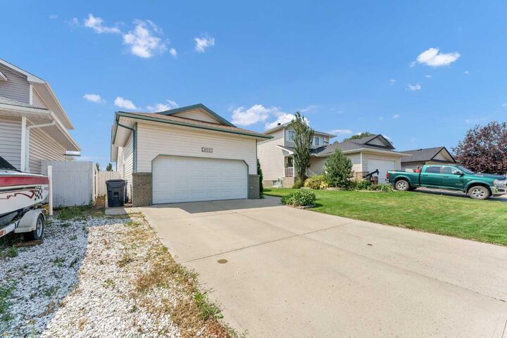 Property Photo:  402 Stratton Way SE  AB T1B 4N2 