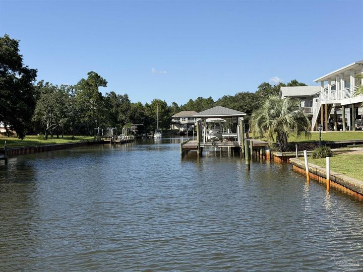 Property Photo: 2633 Bayshore Pkwy FL 32583