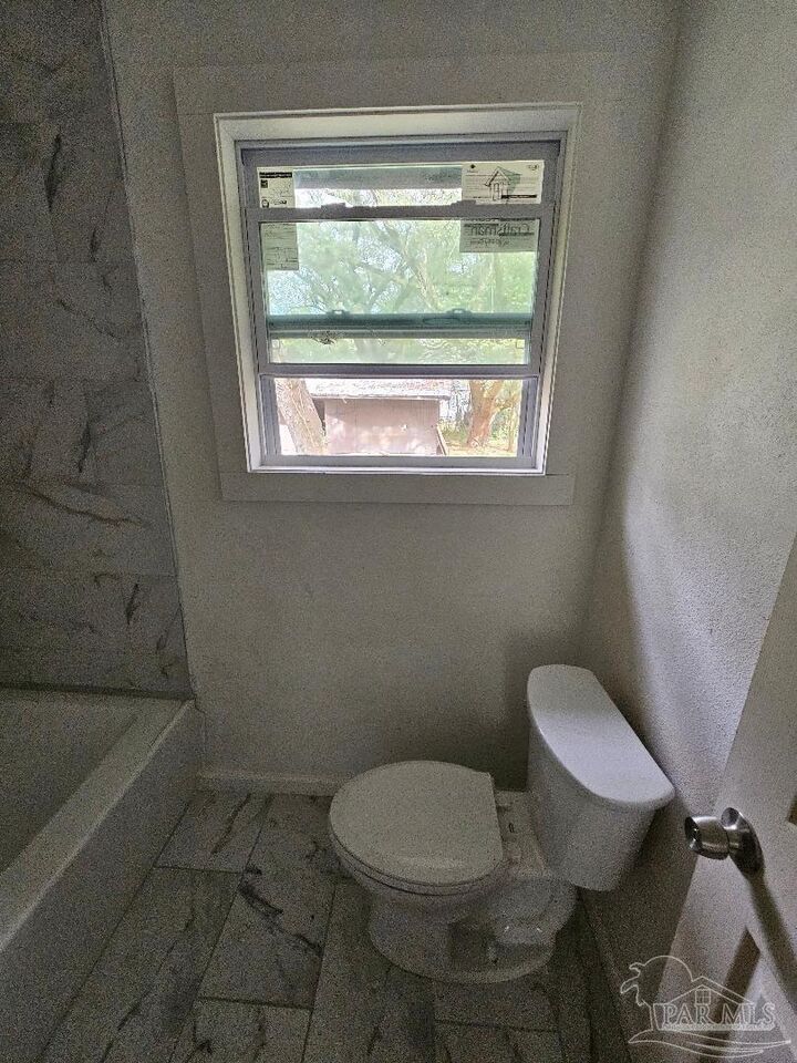 Property Photo: 26 Kennington Dr FL 32507