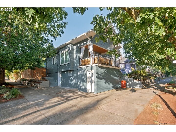 Property Photo: 703 SE Tenino St OR 97202
