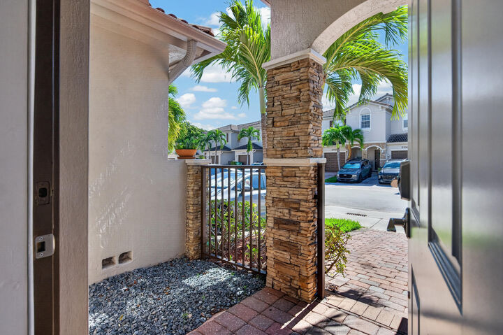 Property Photo:  21952 SW 93rd Place 21952  FL 33190 
