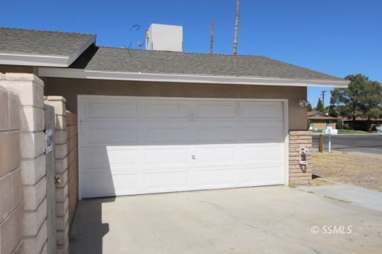 Property Photo: 129 S Sunland St CA 93555