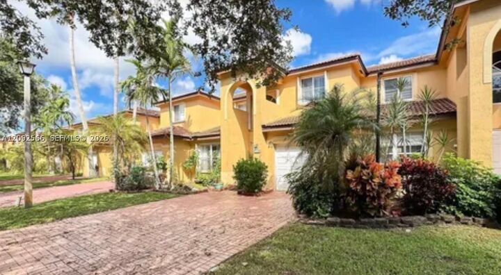 Property Photo: 14015 N Forest Oak Cir FL 33325