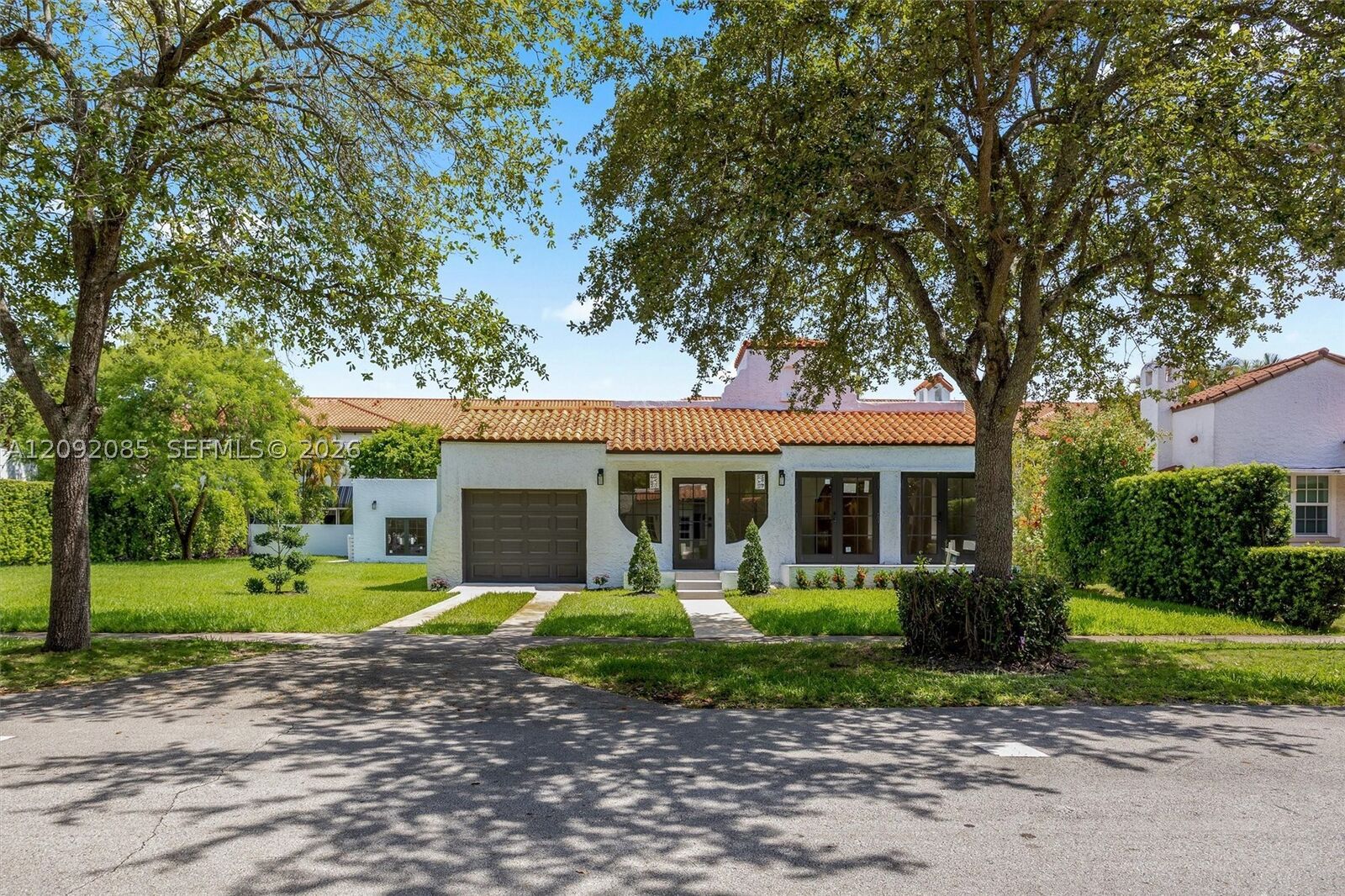 Property Photo: 434 Aragon Ave FL 33134