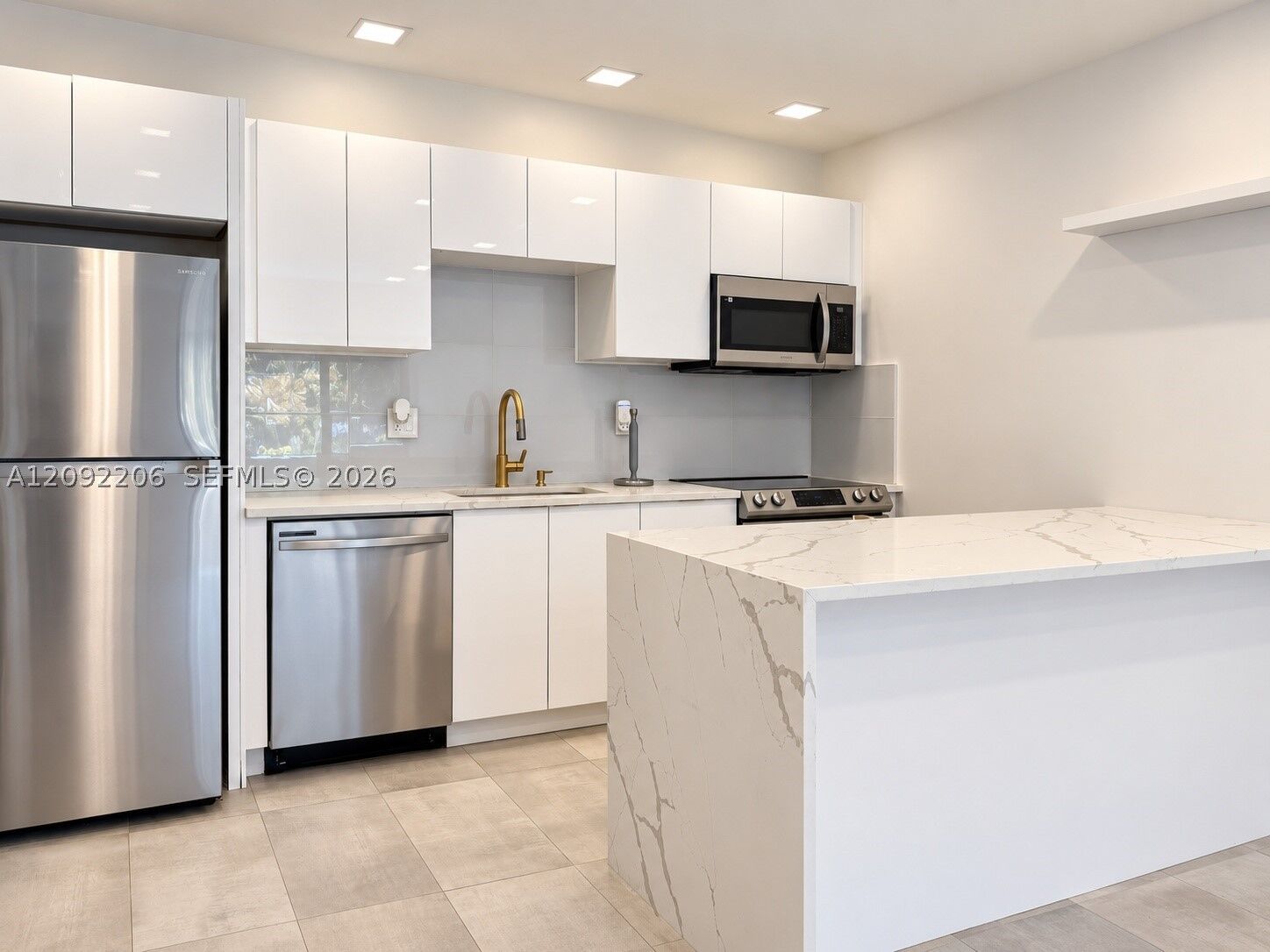 Property Photo:  551 NE 26th St W  FL 33305 
