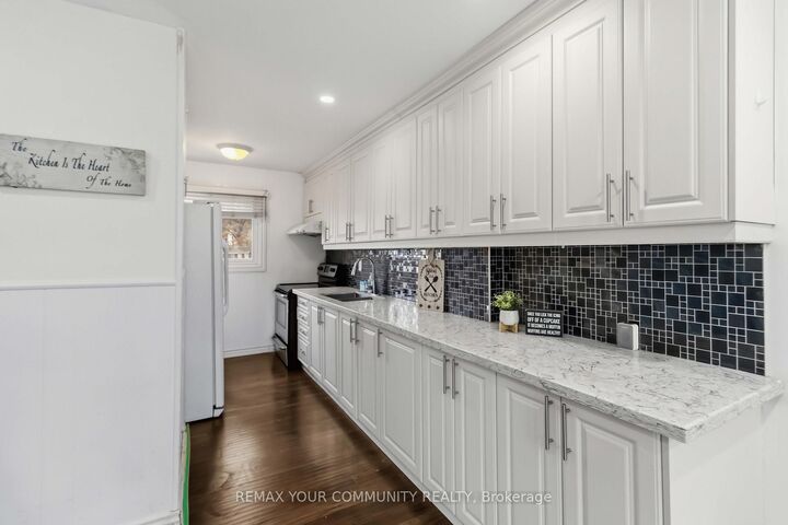 Property Photo: 11 Grantbrook Court ON L6S 2K8