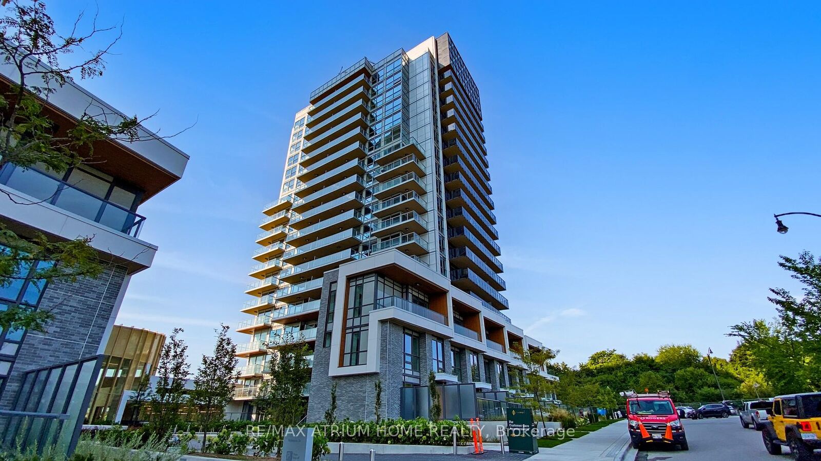 Property Photo:  25 McMahon Drive W 2005  ON M2K 0J1 