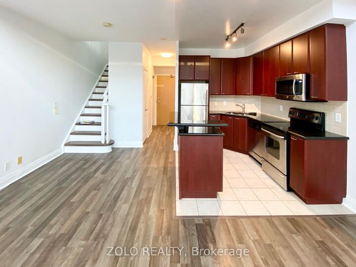 Property Photo:  220 Burnhamthorpe Road W 516  ON L5B 4N4 
