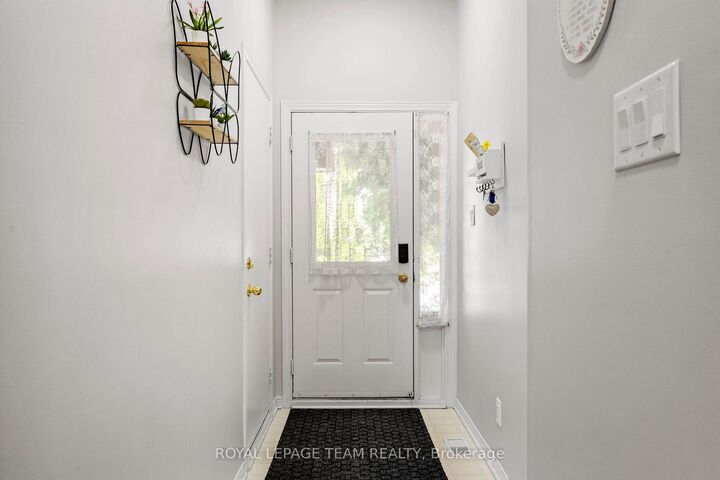 Property Photo: 5953 Pineglade Crescent ON K1W 1G9