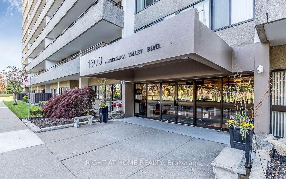 Property Photo:  1300 Mississauga Valley Boulevard 305  ON L5A 3S8 