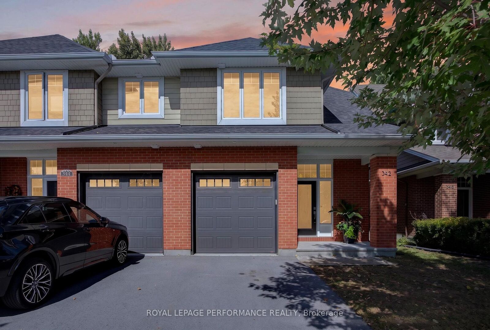 Property Photo: 342 Kilspindie Ridge ON K2J 6A4