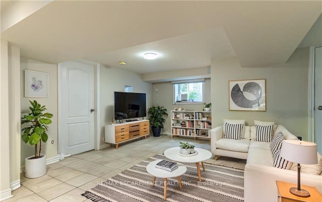 Property Photo:  609 Mohawk Road E 2  ON L8V 2J8 