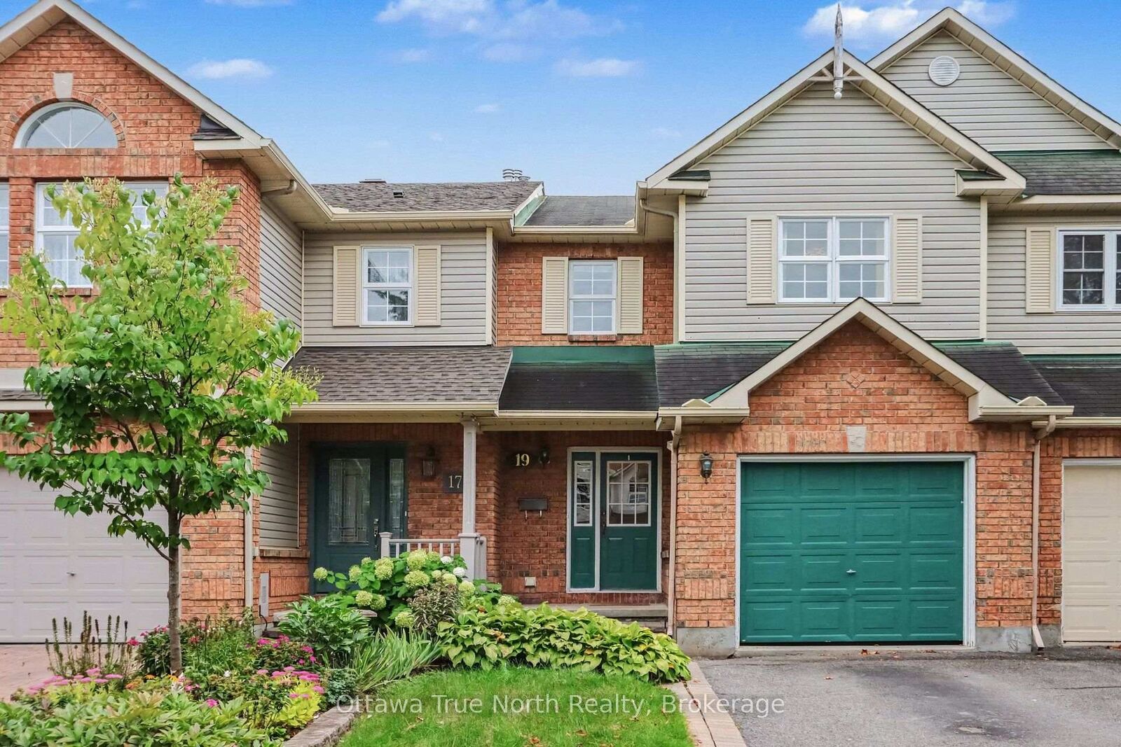 Property Photo:  19 Kalbrook Street  ON K2T 1A8 