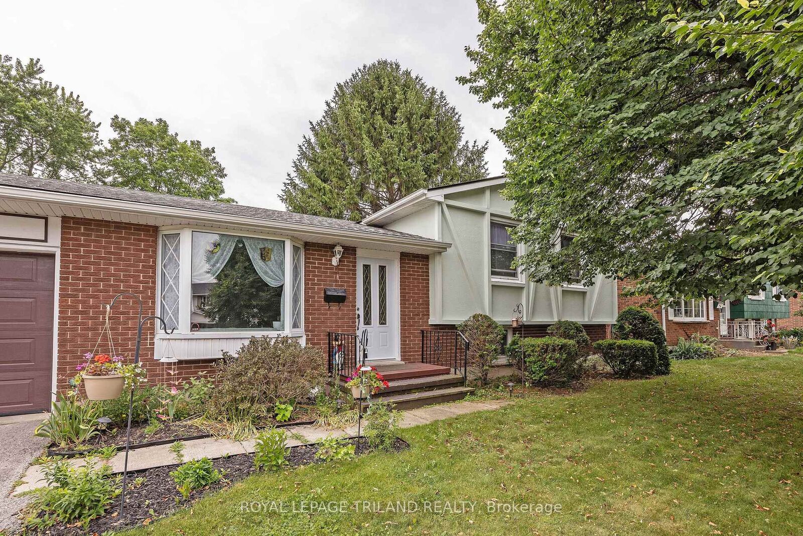 Property Photo: 15 Confederation Drive ON N5P 3P1